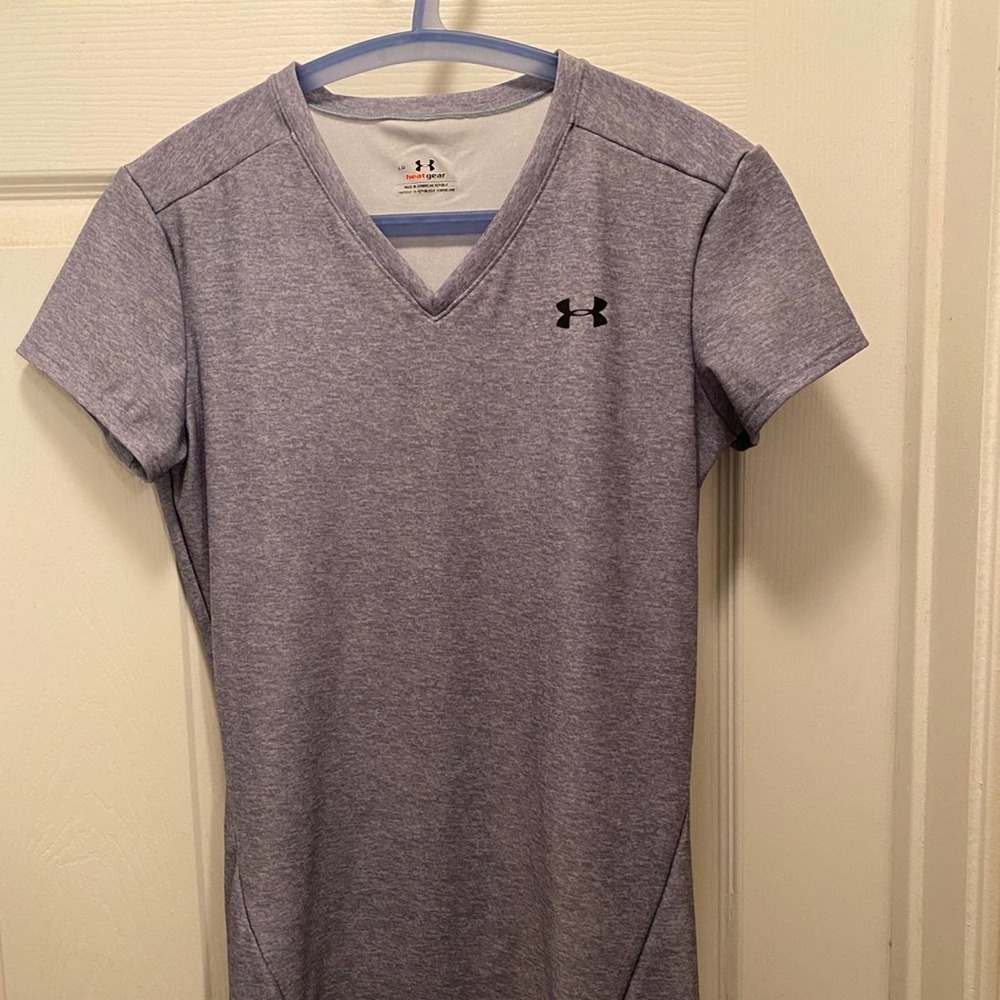Women’s Large grey Under Armour Heat Gear workout vneck shirt